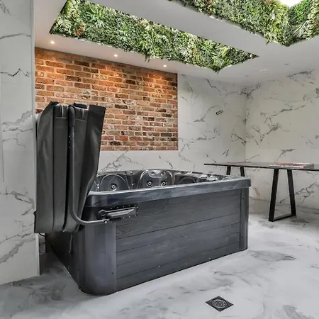 23 Trafalgar Square With Hot Tub And Cinema Holiday home Scarborough