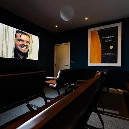 23 Trafalgar Square With Hot Tub And Cinema Holiday home Scarborough