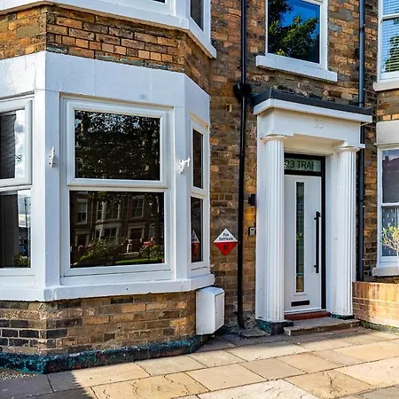 Hébergement de vacances 23 Trafalgar Square With Hot Tub And Cinema Scarborough